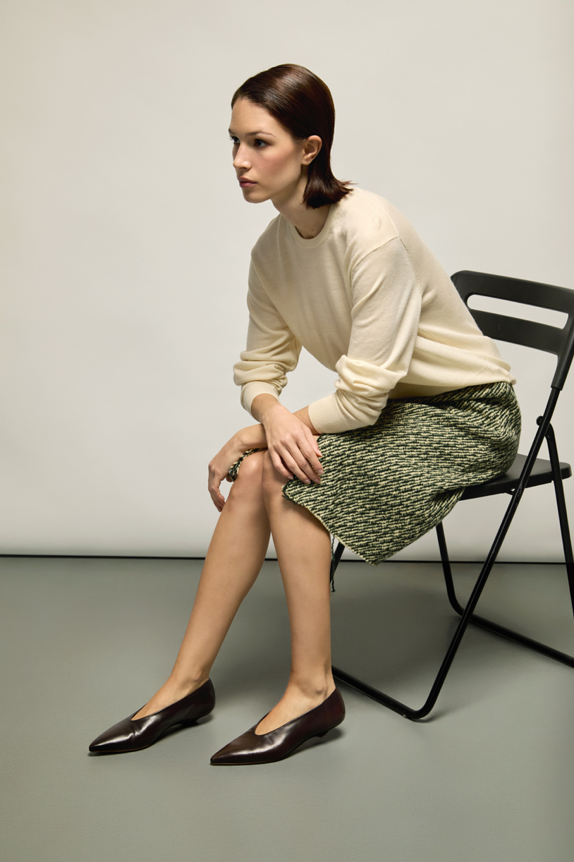 AUGUSTA CHOCOLATE LEATHER V CUT FLAT 