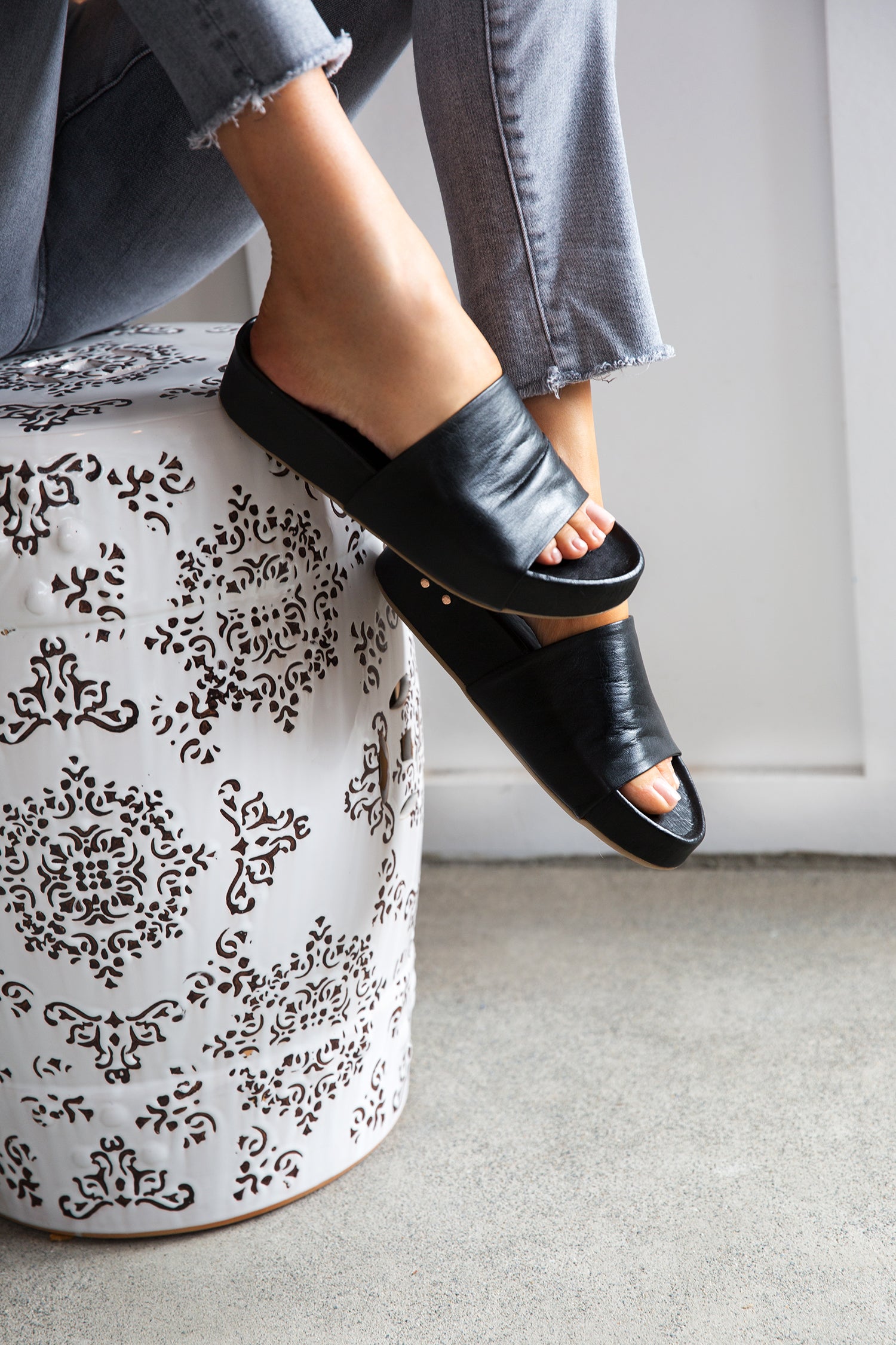 BEEK BLACK PELICAN PLATFORM SANDAL