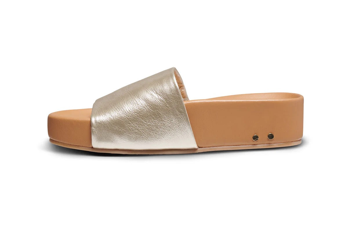 BEEK PLATINUM BEACH PELICAN SANDAL