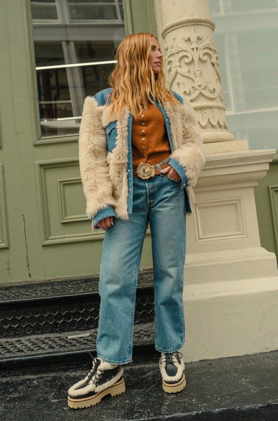 MODEL IN FREDA_SALVADOR_DAKOTA_SHEARLING_BLACK CALF