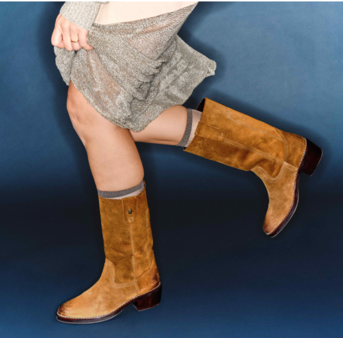 Model Claris Virot Maddie Camargue Boots in Cappuccino Suede 