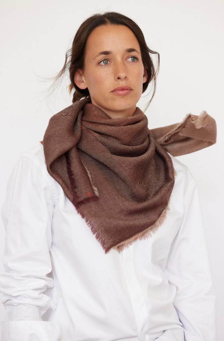 Model_Cosi_Textiles_The_Capri_Mini_Bronze_Nutshell_Cafe