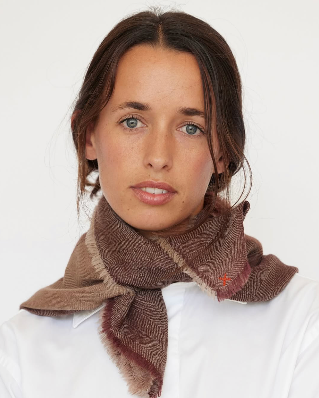 Model in Cosi Textiles The Capri Mini Bronze/ Nutshell/Cafe